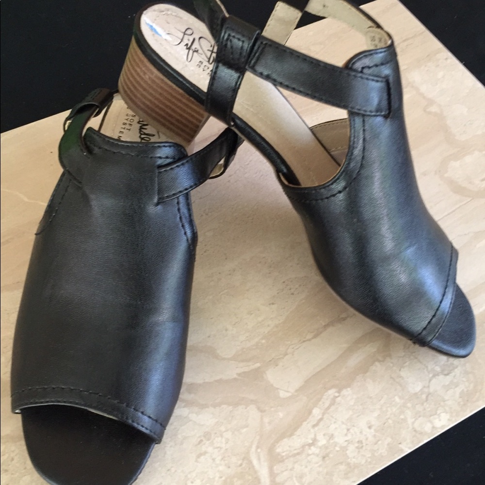 Women’s Life Stride Mona black sandals with stacked block heel, size 7.5
